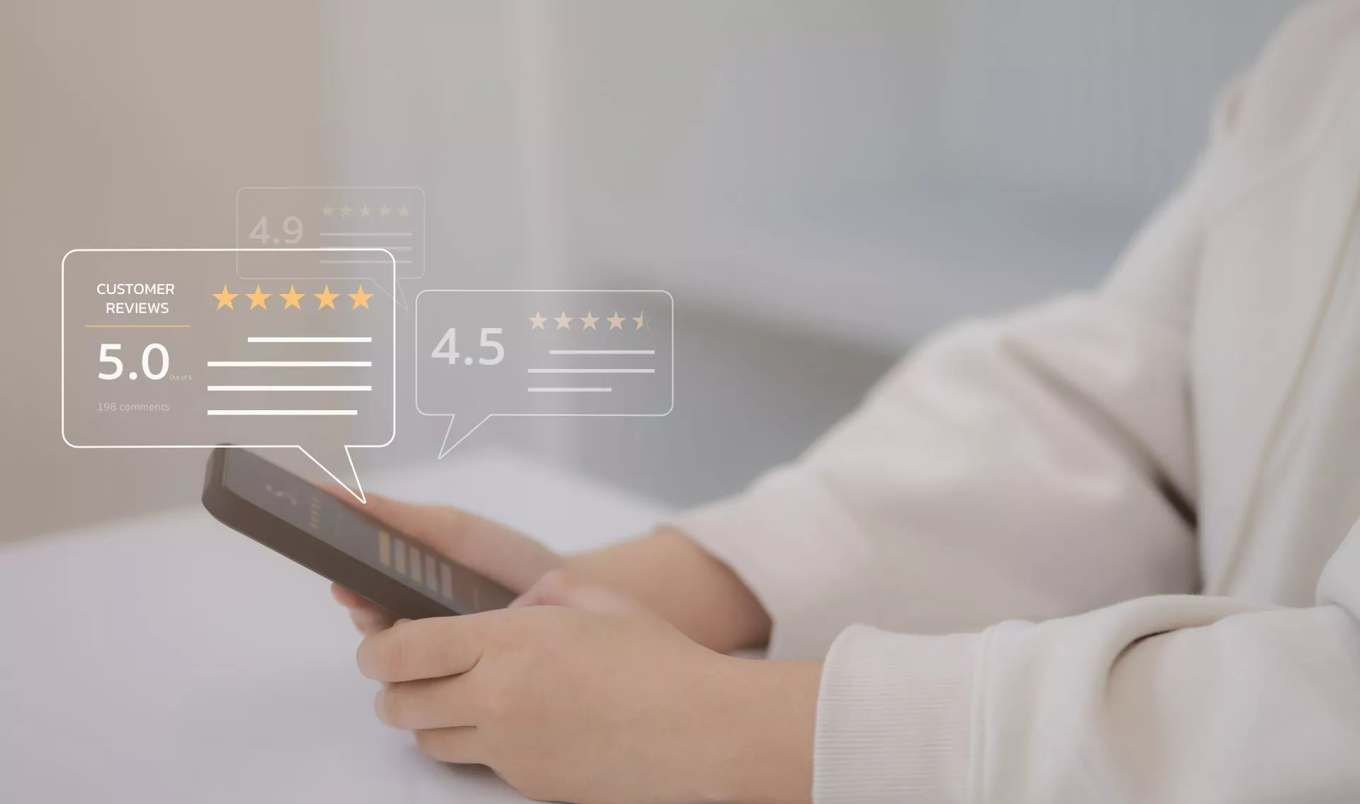 使用者透過手機查看顧客五星評價與高分數回饋，象徵台中當鋪推薦重視真實評價、透明服務與客戶信任感